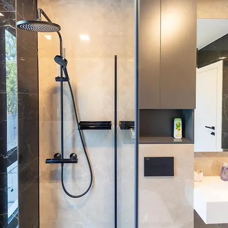 Apartment Luxury Sun Garden By Belmont Realty