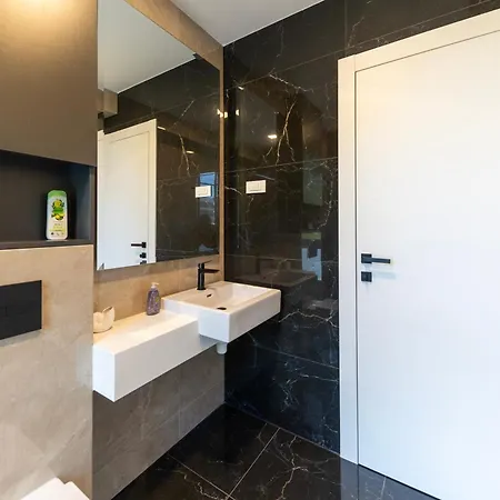 Luxury Sun Garden By Belmont Realty Apartment